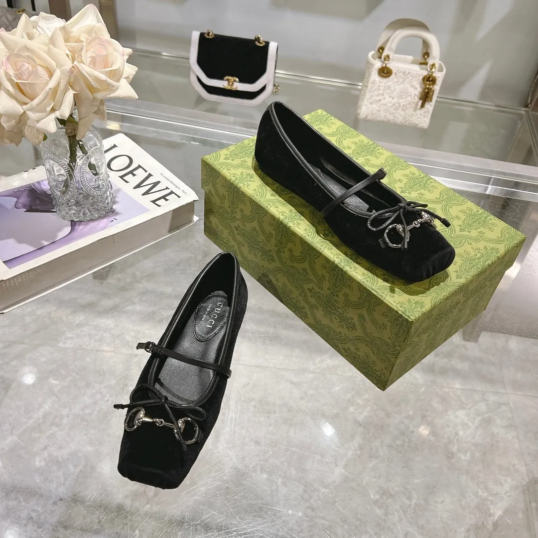 👟👟Ex-factory price 560👟👟 Gucci Horsebit series women's ballet flats. This iconic horsebit ballet flats features a square toe design and elegant bow details, paying tribute to the traditional ballet shoe style. This piece is crafted from Gucci ankh leather and embellished with a light gold-tone horsebit buckle. A 'sacchetto' construction with a soft, padded insole provides a great fit. ✅Size: 35-42 (customized for 40-42) ✅Sole material: Imported Italian genuine leather sole ✅Packaging: Brand new red box packaging